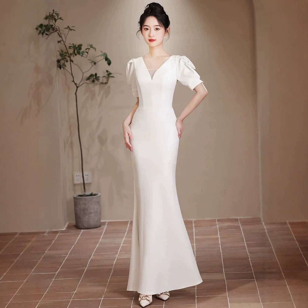 2026新款轻奢小众鱼尾白色订婚旅拍轻婚纱法式缎面主持人晚礼服女