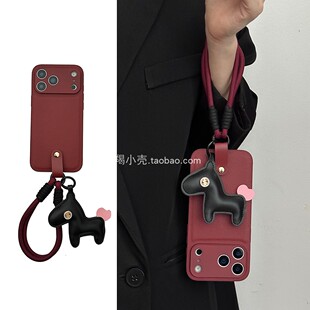秋冬复古酒红有钱马挂件17promax手机壳高级感适用于iphone15promax便携式手绳14pm苹果16全包13女