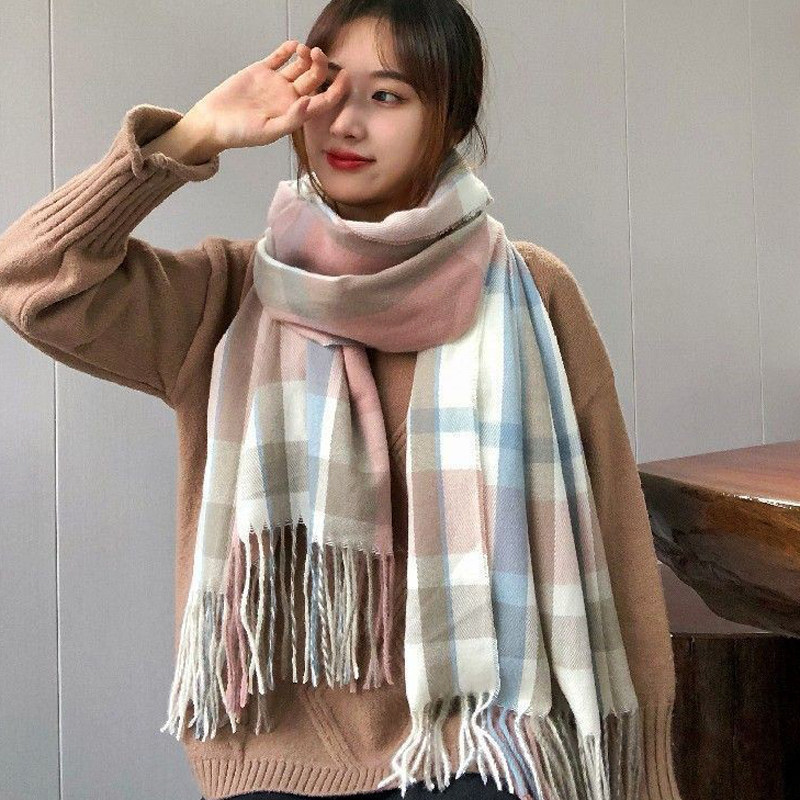 甜美可爱少女格子围巾
