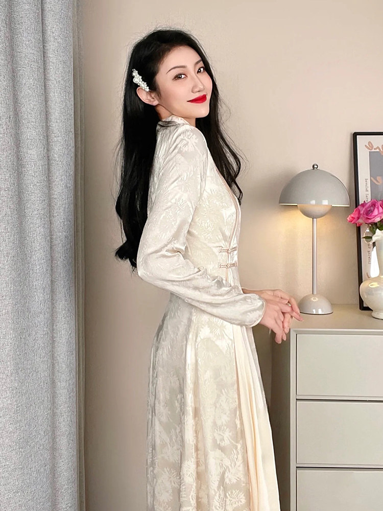 가을 새로운 중국 스타일은 여성을위한 작은 향기로운 스타일의 치파오 드레스를 개선했습니다. 프랑스의 부드러운 스타일 슬림 슬림 긴팔 중간 길이 스커트