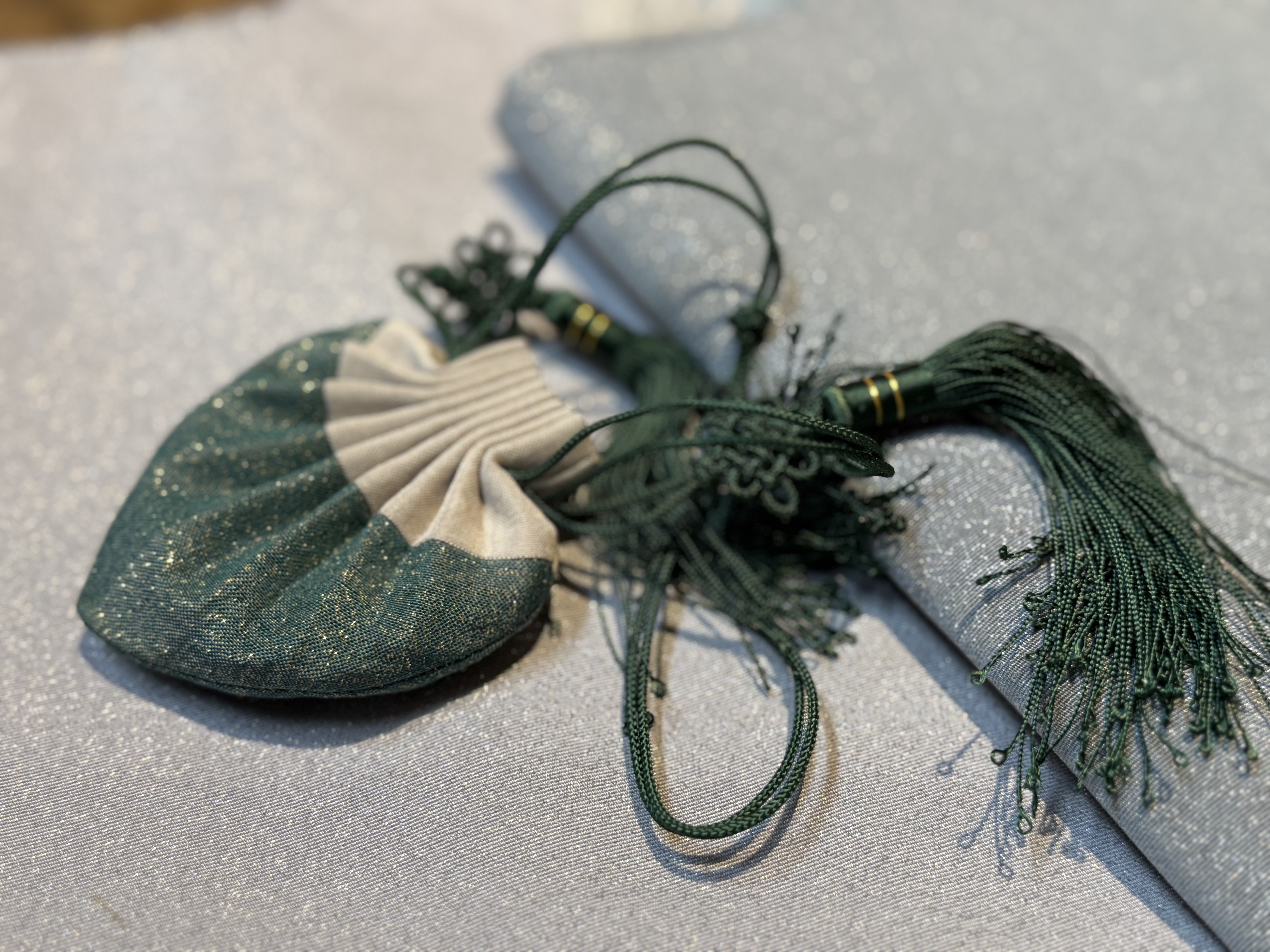 缂丝桃心捻金箔荷包香囊香包。石青色