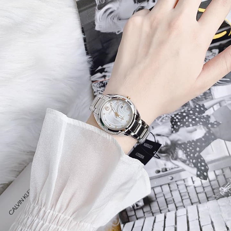 代购Citizen西铁城光动能女士镶钻玫瑰金印花夜光钢带腕表 EW225