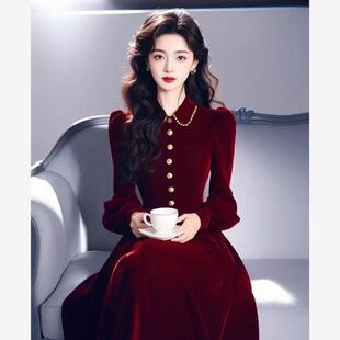 2025年冬季富家千金感穿搭年会礼服长裙法式酒红色丝绒连衣裙搭配