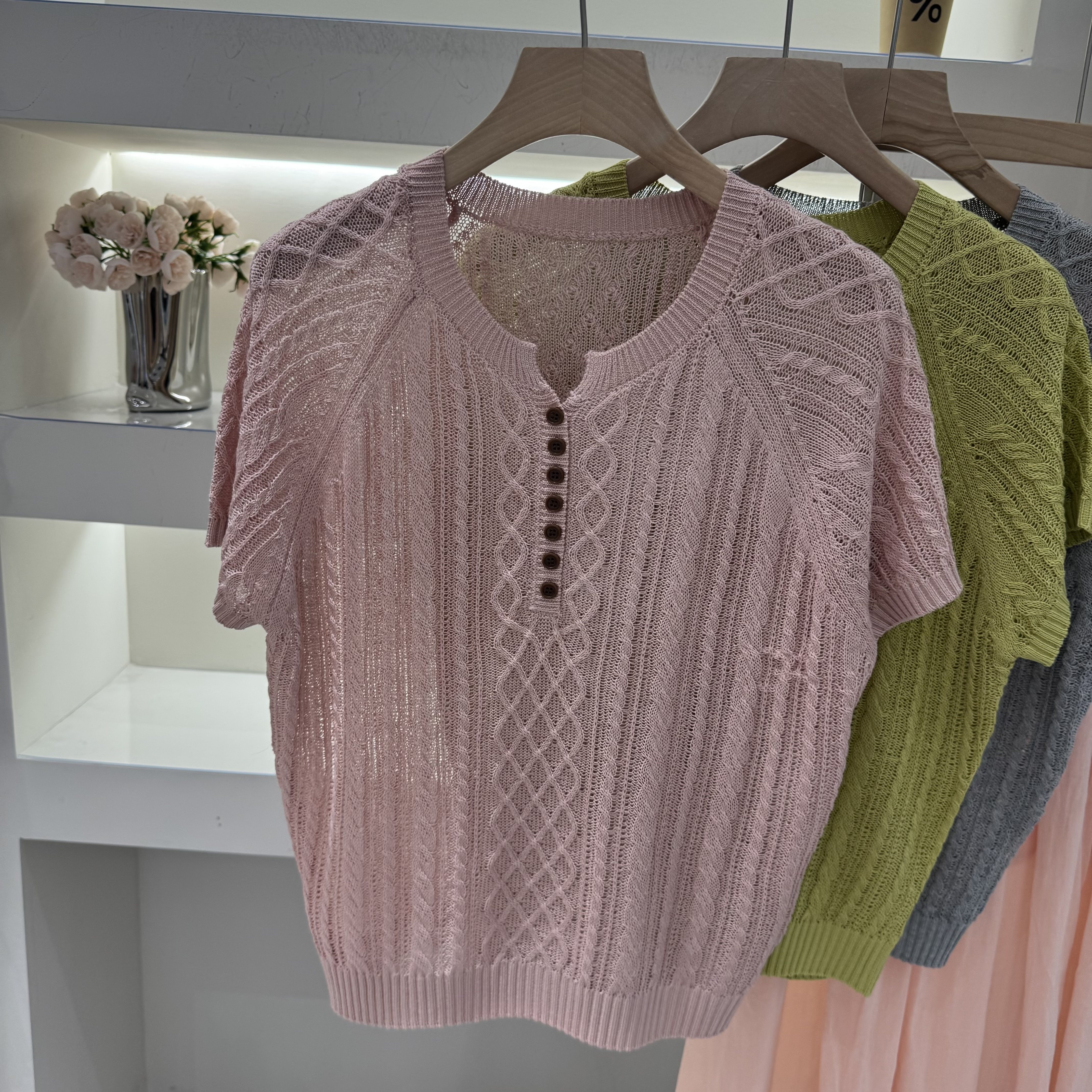 2026夏季新品韩版宽松显瘦短袖毛针织衫上衣麻花纹V领纽扣设计女