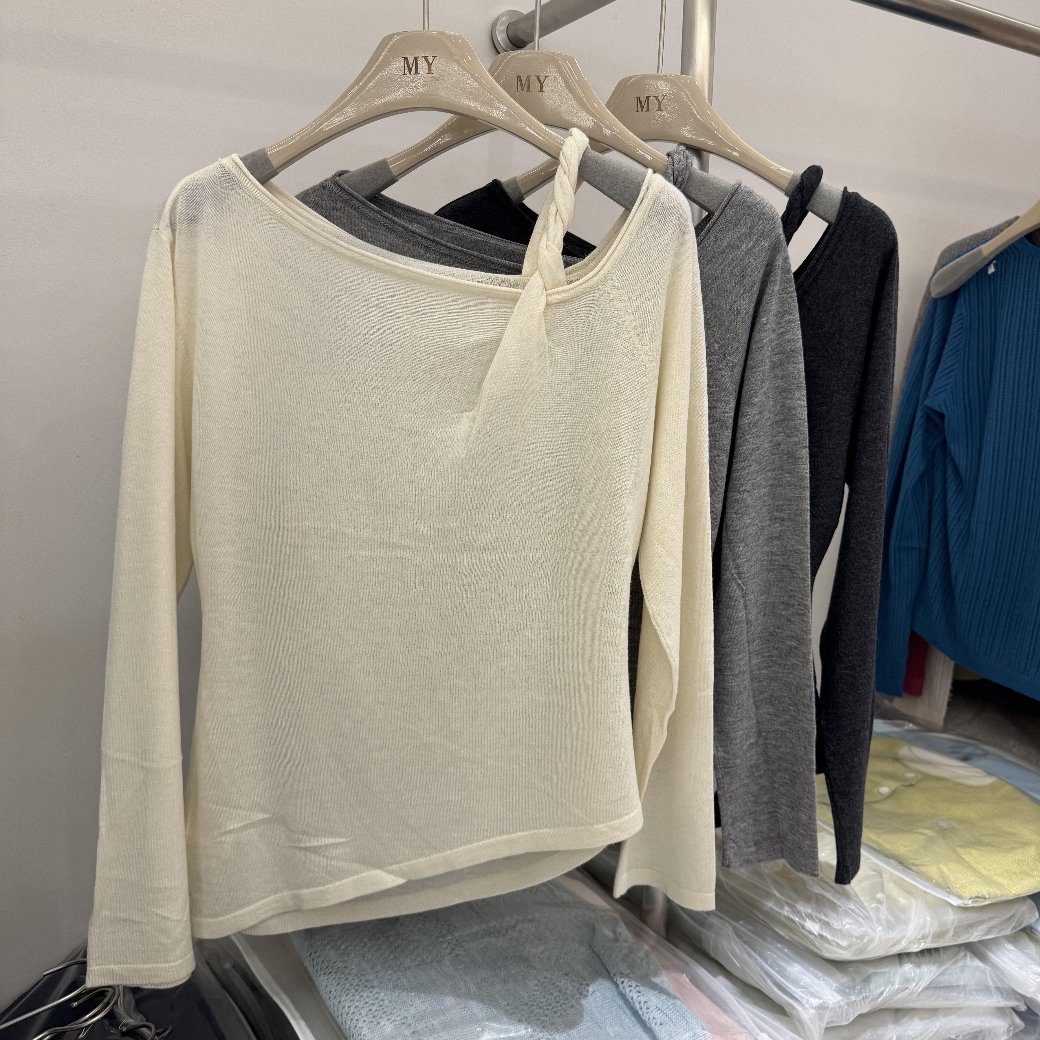 不对称设计！长袖麻花扭结肩带 性感露肩/斜下摆 小众针织衫女