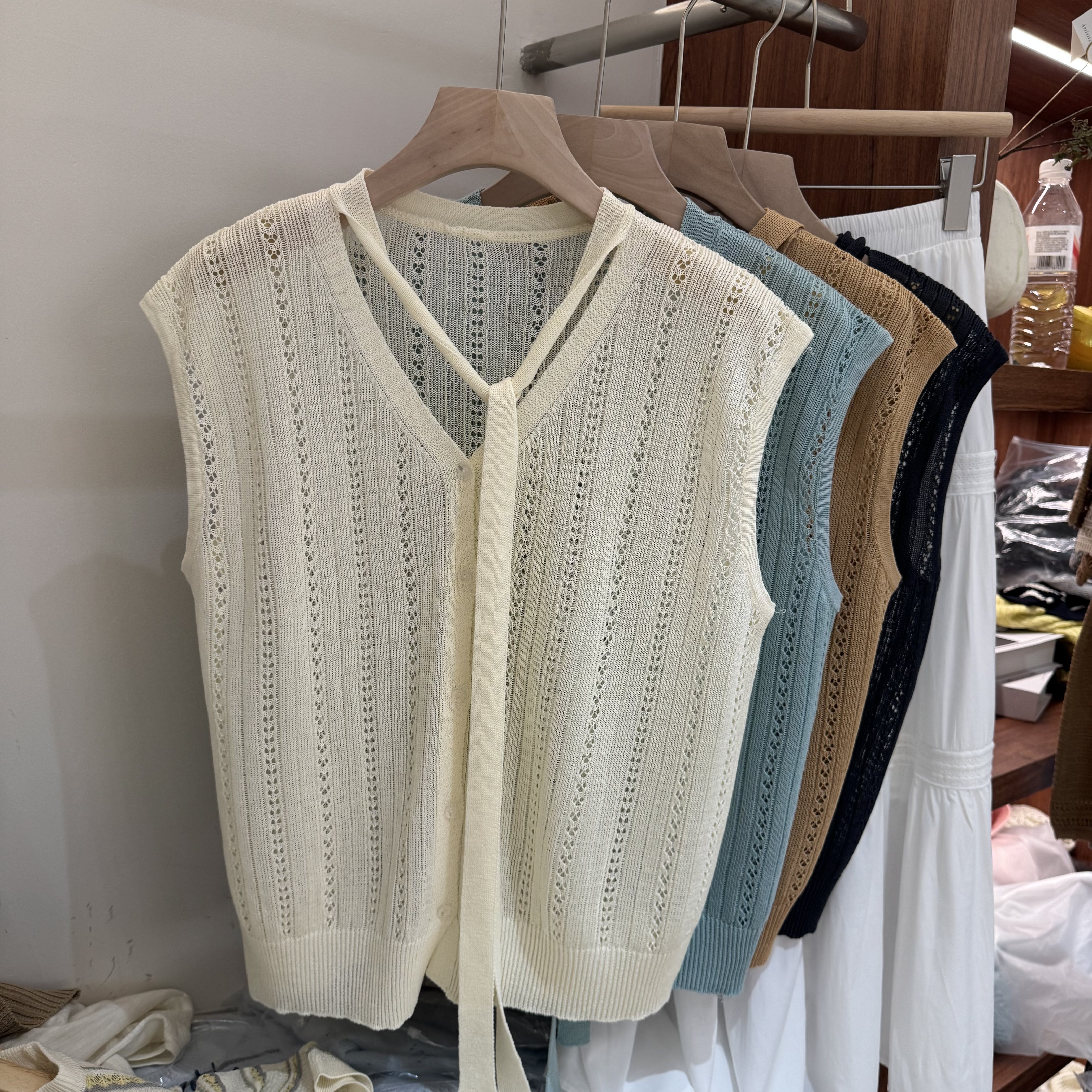 欧洲站2026夏季新款简约风V领无袖针织背心修身镂空开衫马甲上衣