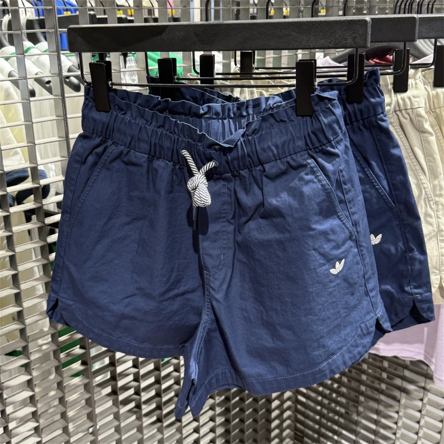 Adidas三叶草 女子运动休闲潮流经典宽松花苞短裤 KG8498 KG8499