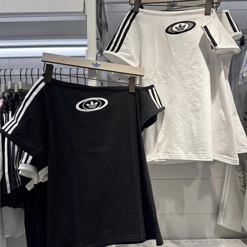 Adidas三叶草 女子运动休闲潮流斜肩露肩短袖T恤 KC8795 KC8796
