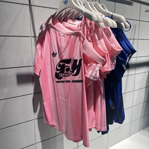 Adidas三叶草 女子运动潮流条纹斜肩漏肩短袖T恤 KD2277 KD2278