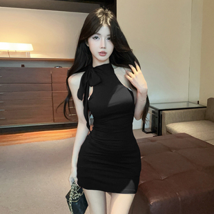 辣妹款2025年新款褶皱包臀裙性感纯欲风露背挂脖系带连衣裙短裙女