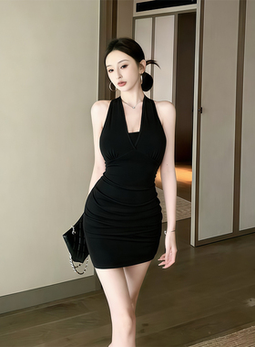性感名媛风挂脖V领无袖连衣裙女夏季纯欲辣妹收腰显瘦露背包臀裙