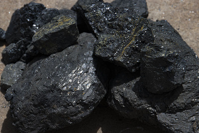 存放多年的家用无烟煤冬季取暖