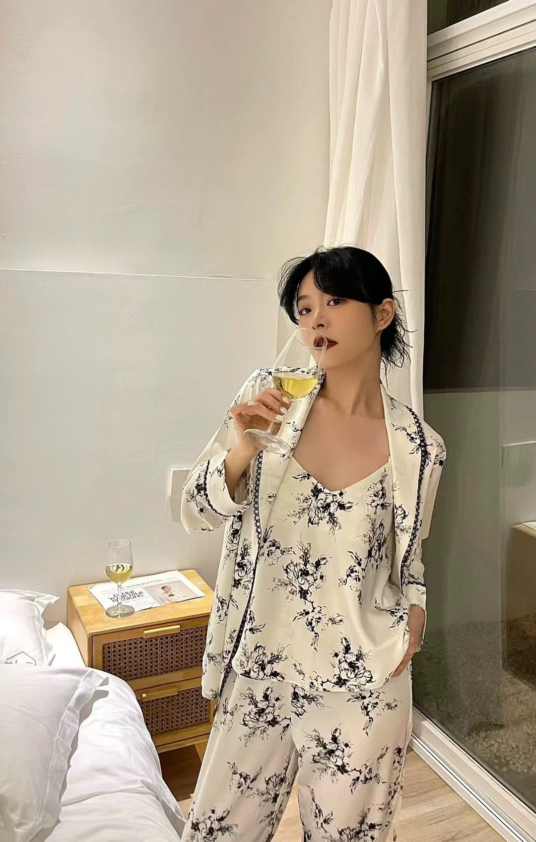 奢拉2025春秋女人味性感吊带睡衣女冰丝绸水墨画长袖三件套家居服