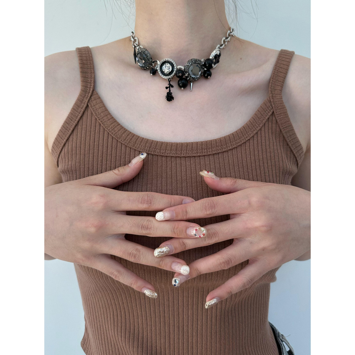 黑色玫瑰水钻纽扣吊坠项链