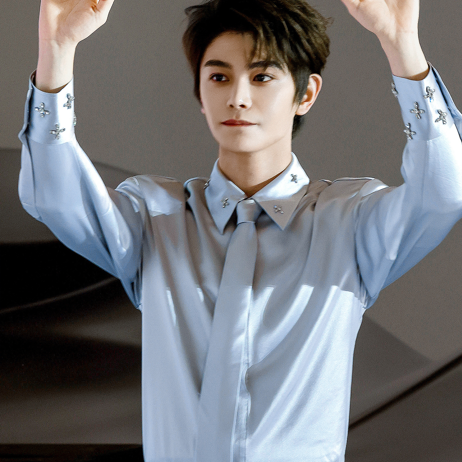 丁禹兮同款天蓝亮钻百搭男衬衫