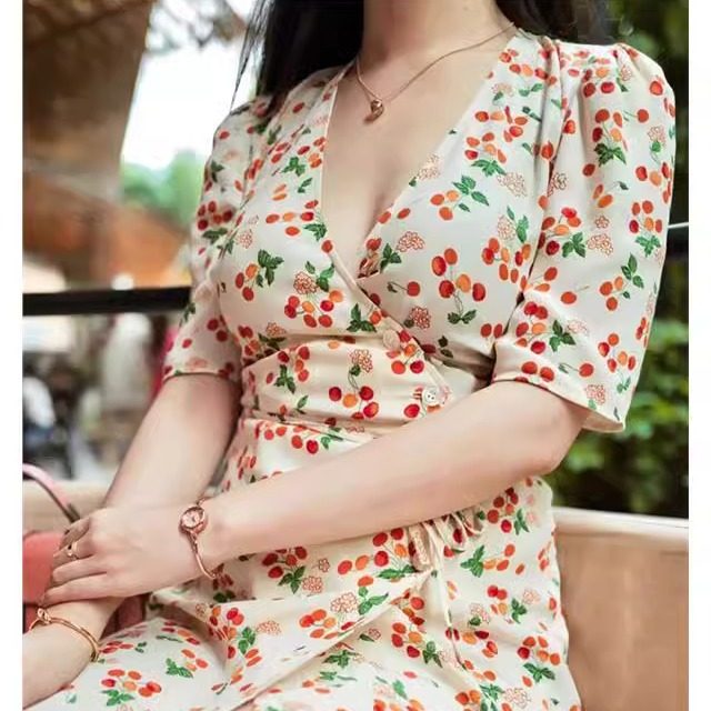 欧代DVF法式茶歇裙夏季纯欲风V领真丝樱桃印花过膝气质显瘦连衣裙,女装/女士精品,秀禾服,淘宝优惠券,粉丝福利购,淘宝优惠卷