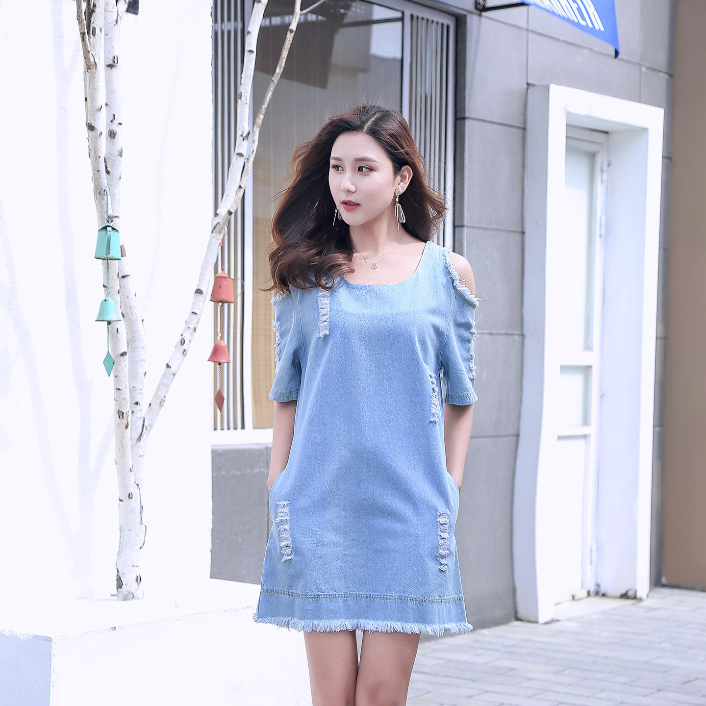 小个子辣妹风设计感破洞流苏牛仔连衣裙女夏季一字领露肩短袖裙子