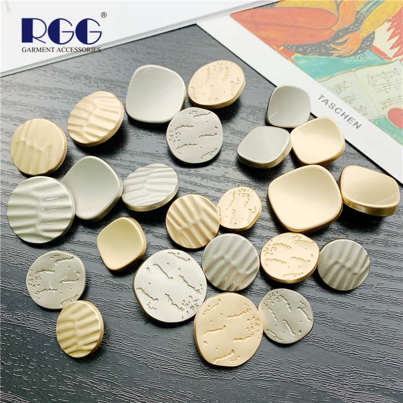 金属纽扣四方波浪条纹风衣