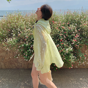 黄绿色碎花防晒衣套装女夏季2025轻薄长袖连帽外套开衫短裤两件套图片