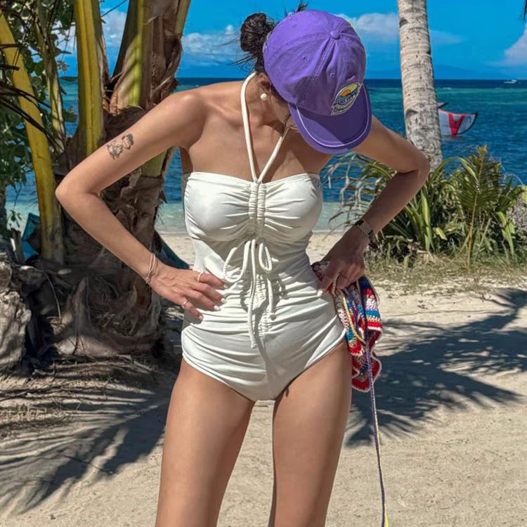 绝美抹胸挂脖连体泳衣女款2025年新款爆款性感纯欲风高级感泡温泉