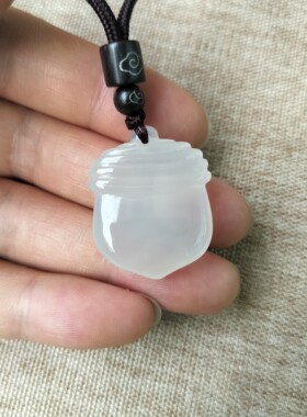 天然玛瑙玉髓挂件 橡果 悠闲服饰搭配 玉石挂件