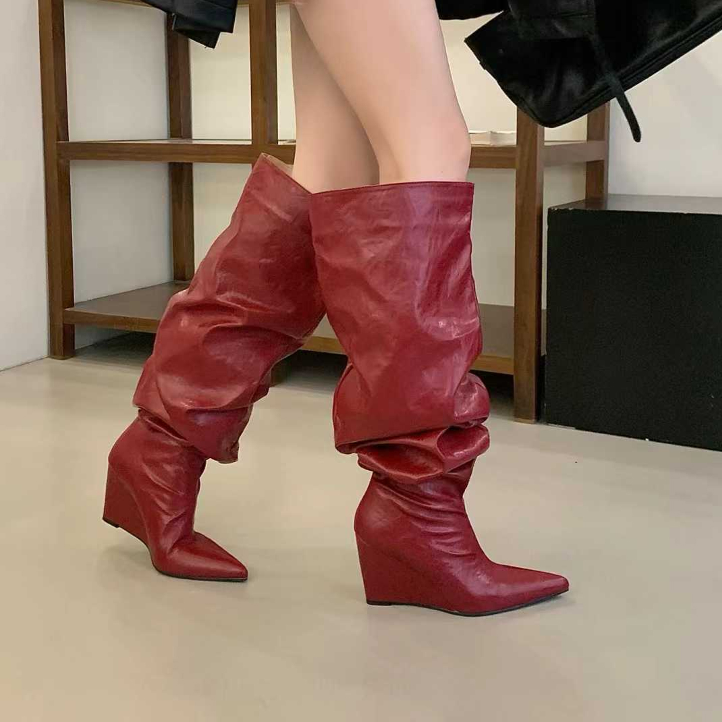 坡跟尖头高跟高筒过膝褶皱灯笼靴