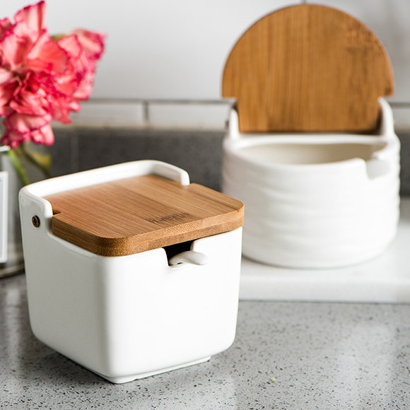 Lototo北欧陶瓷竹盖调味料罐子创意带盖带勺厨房调味盐罐翻盖易洗在类目 厨房/烹饪用具, 厨用小工具/厨房储物, 储物瓶罐/厨房储物器皿, 调味瓶罐中 - 来自Buy2taobao.com提供专业的淘宝代购服务