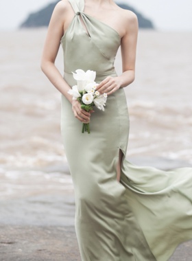 之既2023ss《廊》斜肩浅绿色晚礼服缎面连衣裙伴娘服高级小众鱼尾