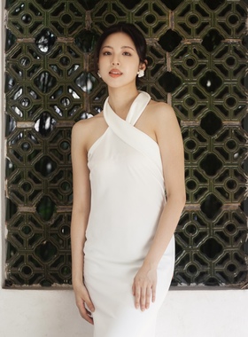 之既offical不对称挂脖缎面新娘晨袍小众高级轻奢伴娘晚礼服