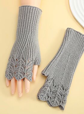 A pair of women's autumn and winter short fishnet knit glove