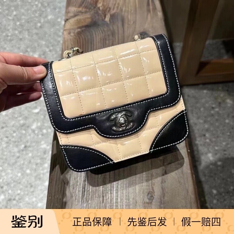 Chanel漆皮冰格小方包豆腐包