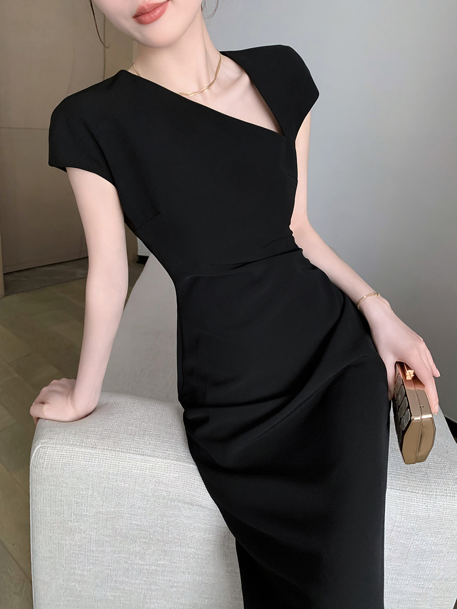 黑色斜V领连衣裙女夏季2024新款优雅收腰显瘦设计感小众长裙