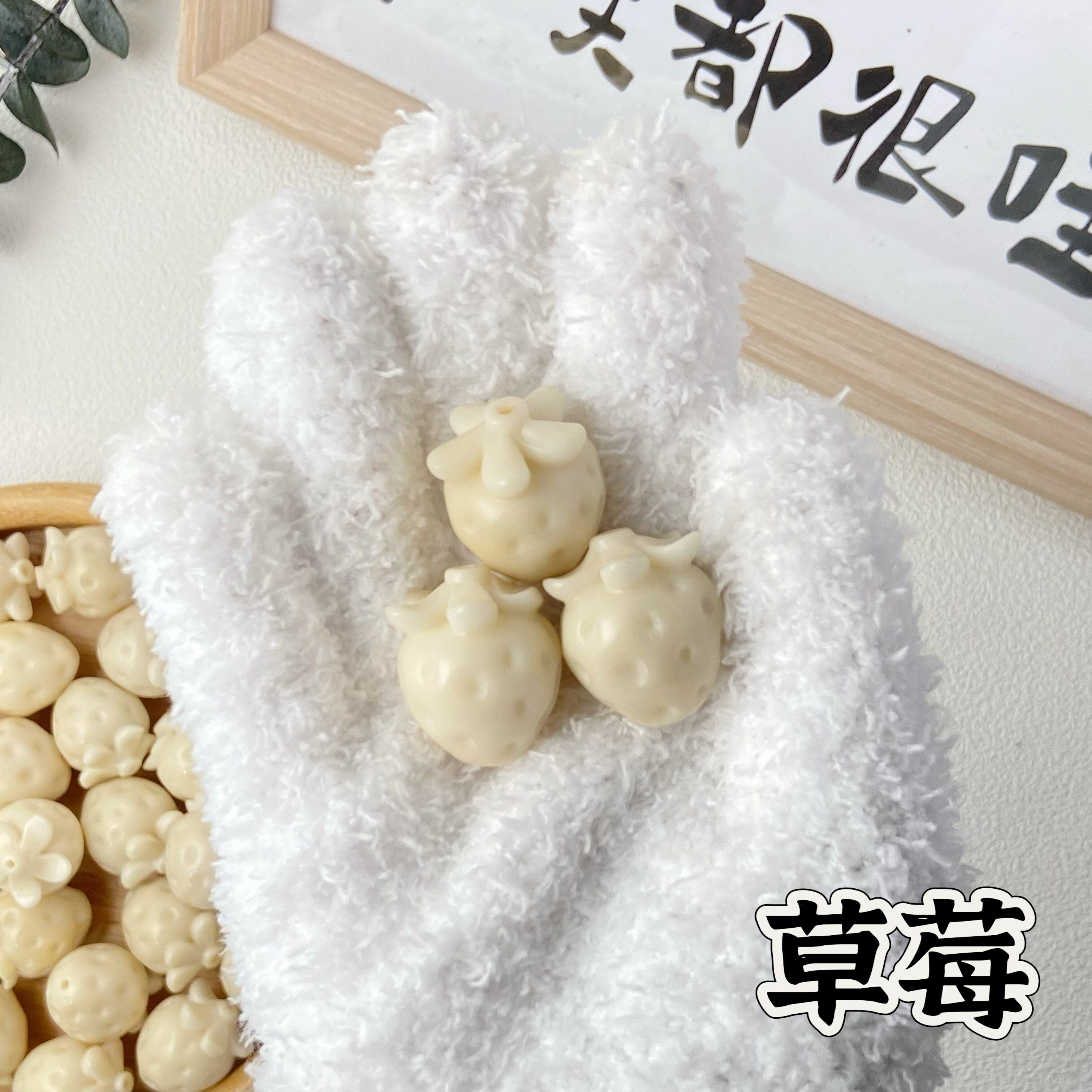 天然象牙果雕刻可爱炭烧小鱼果图片