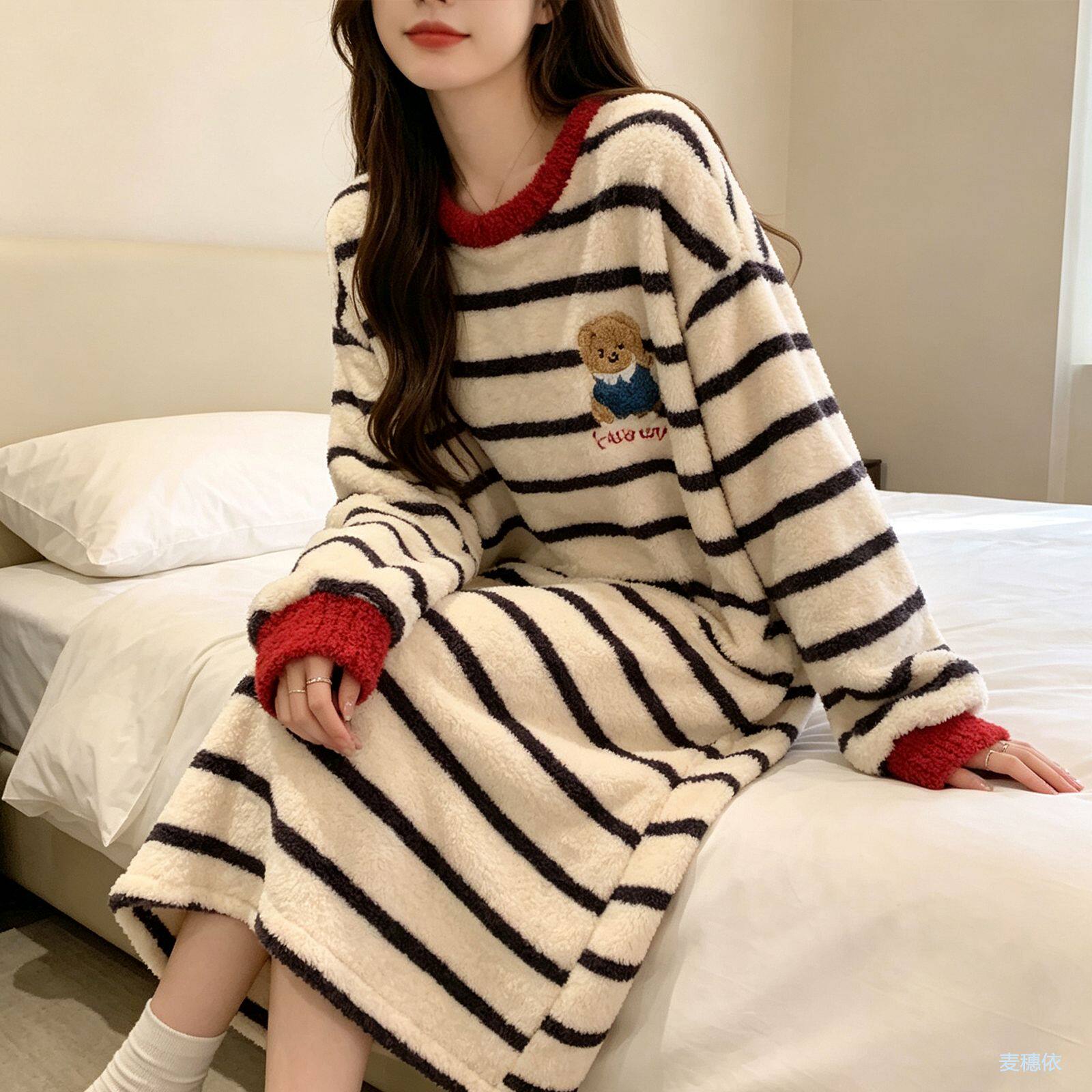 条纹小熊珊瑚绒睡裙女秋冬季2026年新款加厚保暖法兰绒睡衣家居服
