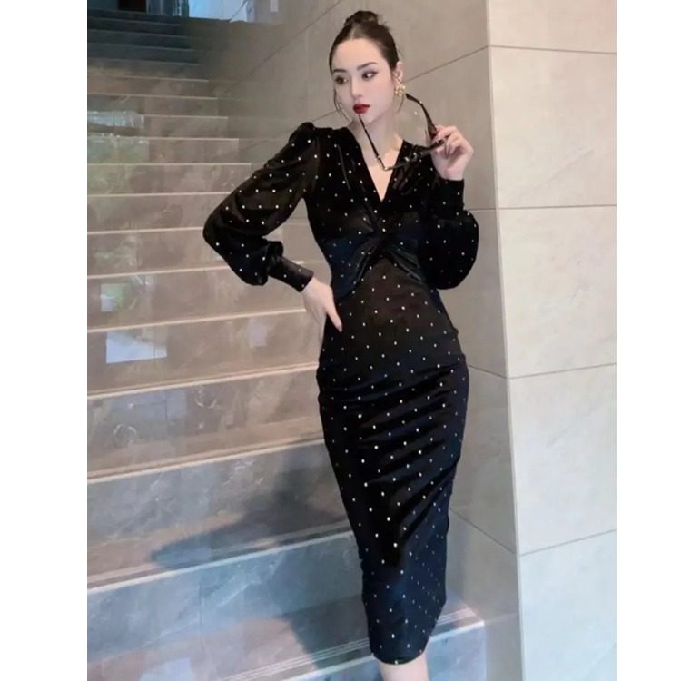 赫本风丝绒连衣裙秋冬新款高级感轻奢名媛闪闪V领褶皱宴会礼服裙