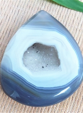 天然灰白色滴水形玛瑙聚宝盆吊坠