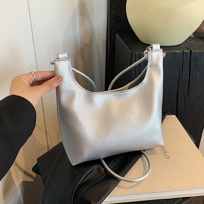 轻奢小众包包女式2025新款简约通勤水桶包洋气百搭时尚单肩斜挎包,箱包皮具/热销女包/男包,水桶包,淘宝优惠券,粉丝福利购,淘宝优惠卷