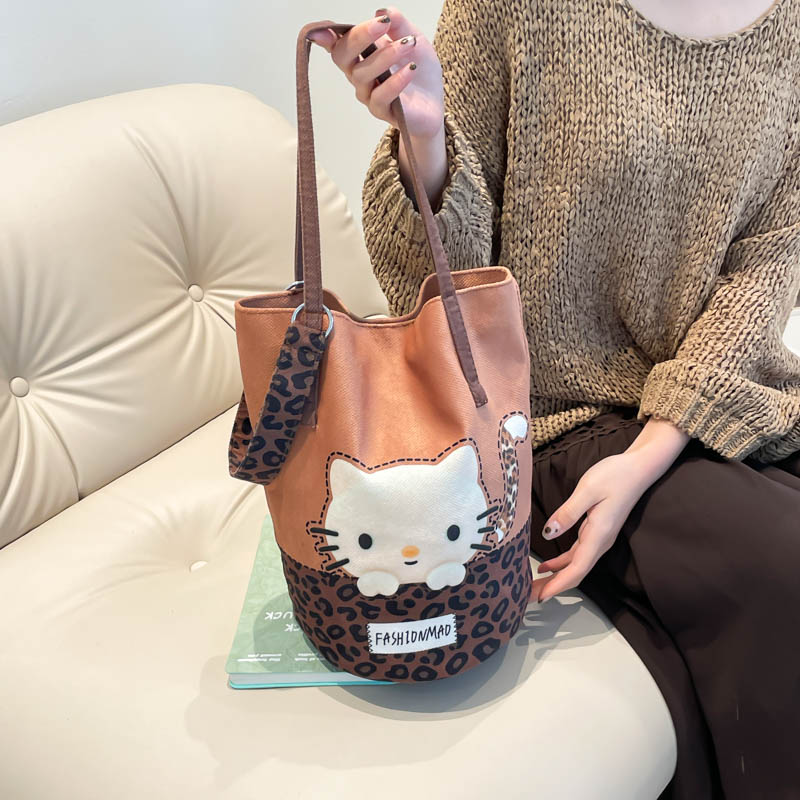 新款撞色豹纹卡通凯蒂通勤水桶包