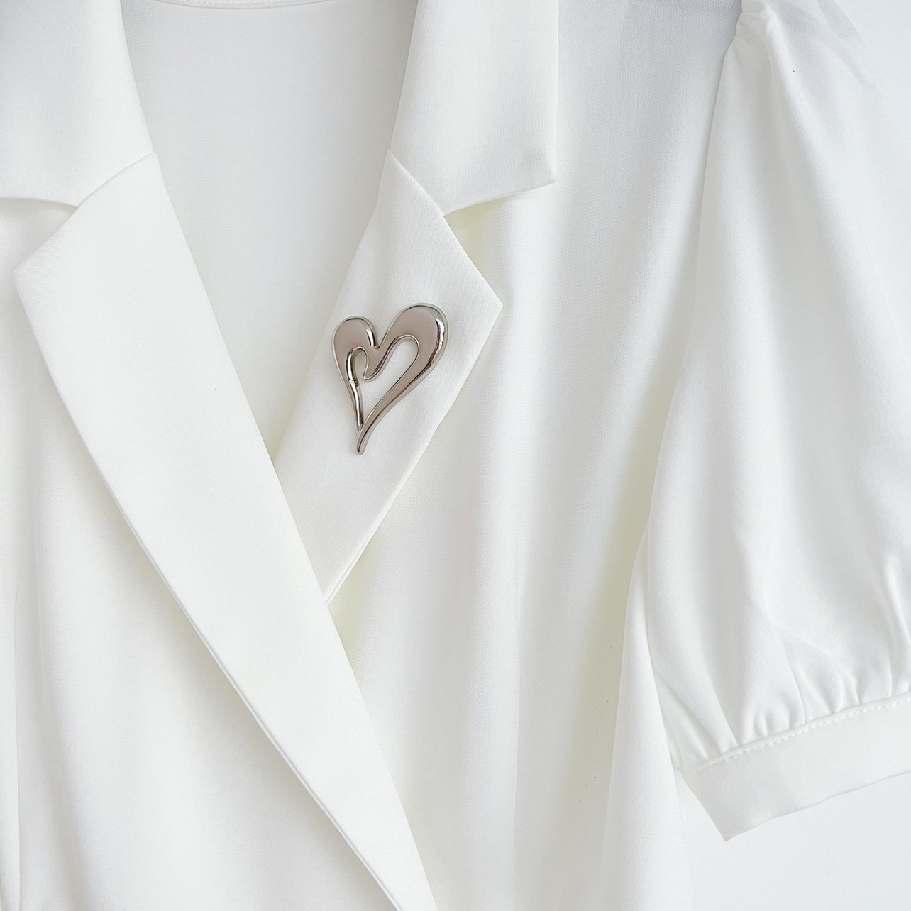 时尚潮流新款胸针简约爱心别针ins女西服领针小个性款桃心胸花