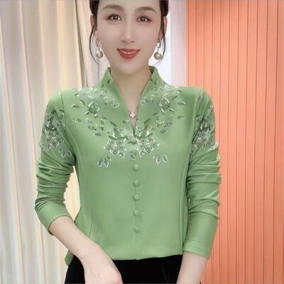 一件代发抖音爆款2025秋冬新款时尚气质V领印花百搭一体绒打底衫