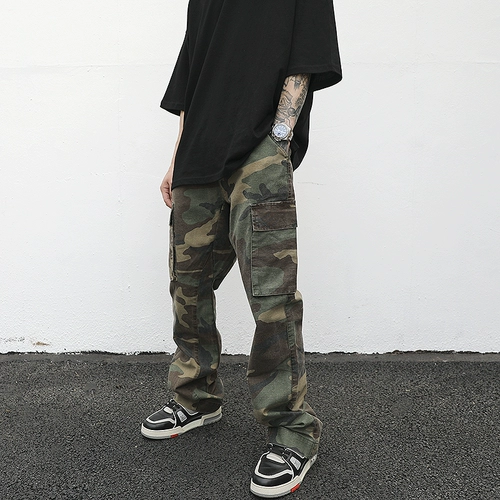 Европейское и американское вымывание песчаного песка на высоких улицах -это старое камуфляжное галерея галерея брюк. Те же модели свободных широко раскрытых брюк