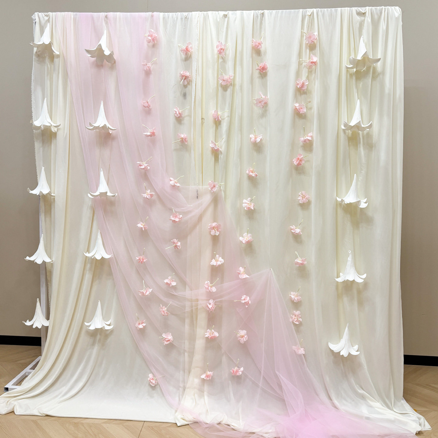 生日场景布置梦幻百合粉白纱幔装饰结婚晨袍拍照直播间背景墙高级