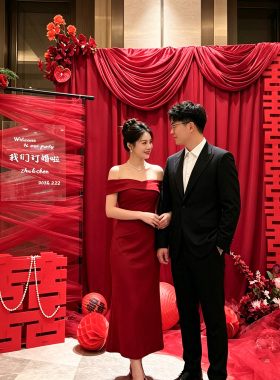 婚礼布置装饰红色布幔订婚宴迎宾区结婚新娘晨袍拍照氛围背景墙