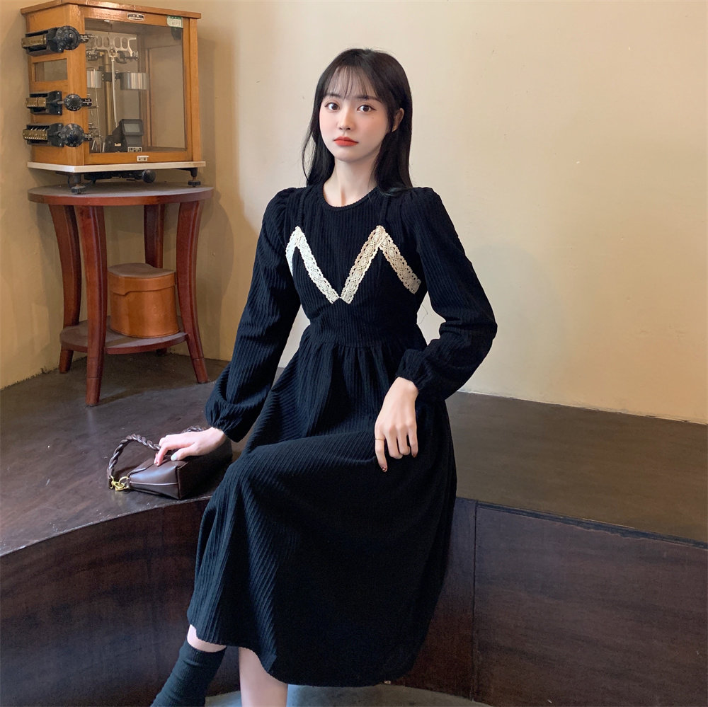 大码赫本风黑色娃娃领连衣裙女秋冬新款胖mm加厚灯芯绒假两件套裙