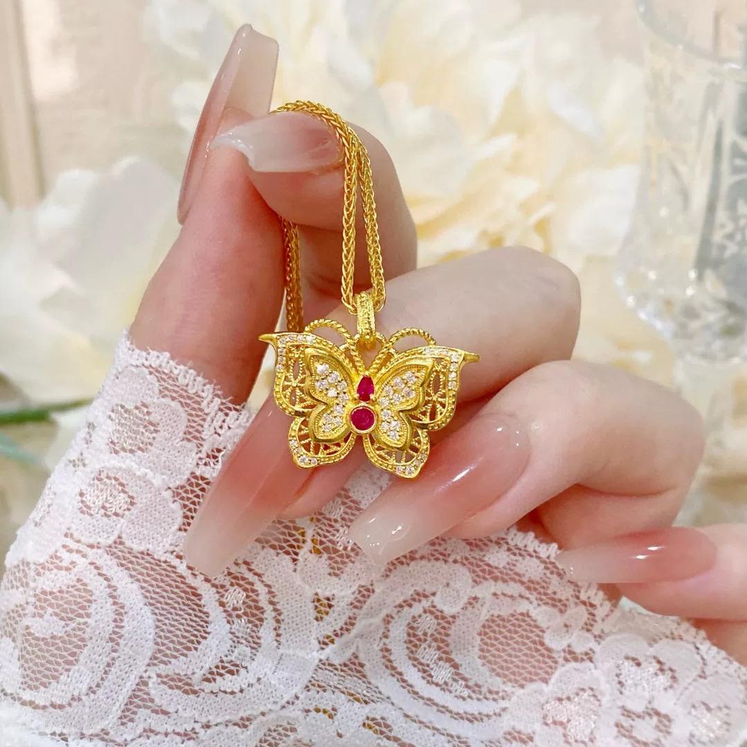 黄金色玲珑花蝴蝶吊坠仿真点钻红宝项链女轻奢时尚气质镀金锁骨链