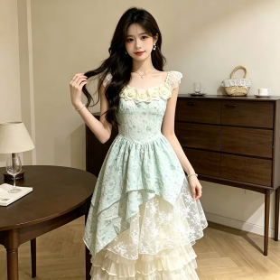 法式气质度假风绿色连衣裙女2026夏季新款不规则拼接设计感长裙子