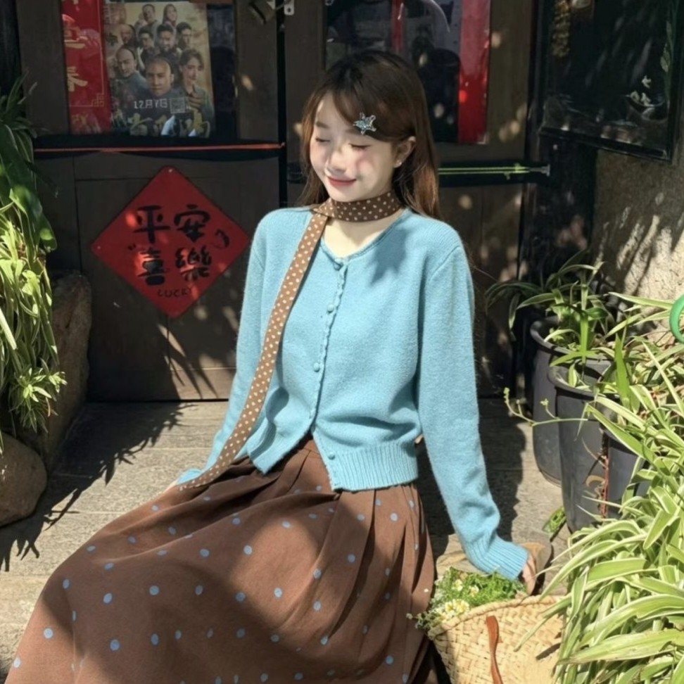 湖蓝色花边V领针织开衫复古咖色波点半身裙温柔氛围感两件套套装