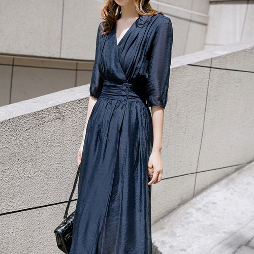 藏蓝色V领别致高级感连衣裙女夏2026气质收腰泡泡袖天丝仙女长裙 - 封面