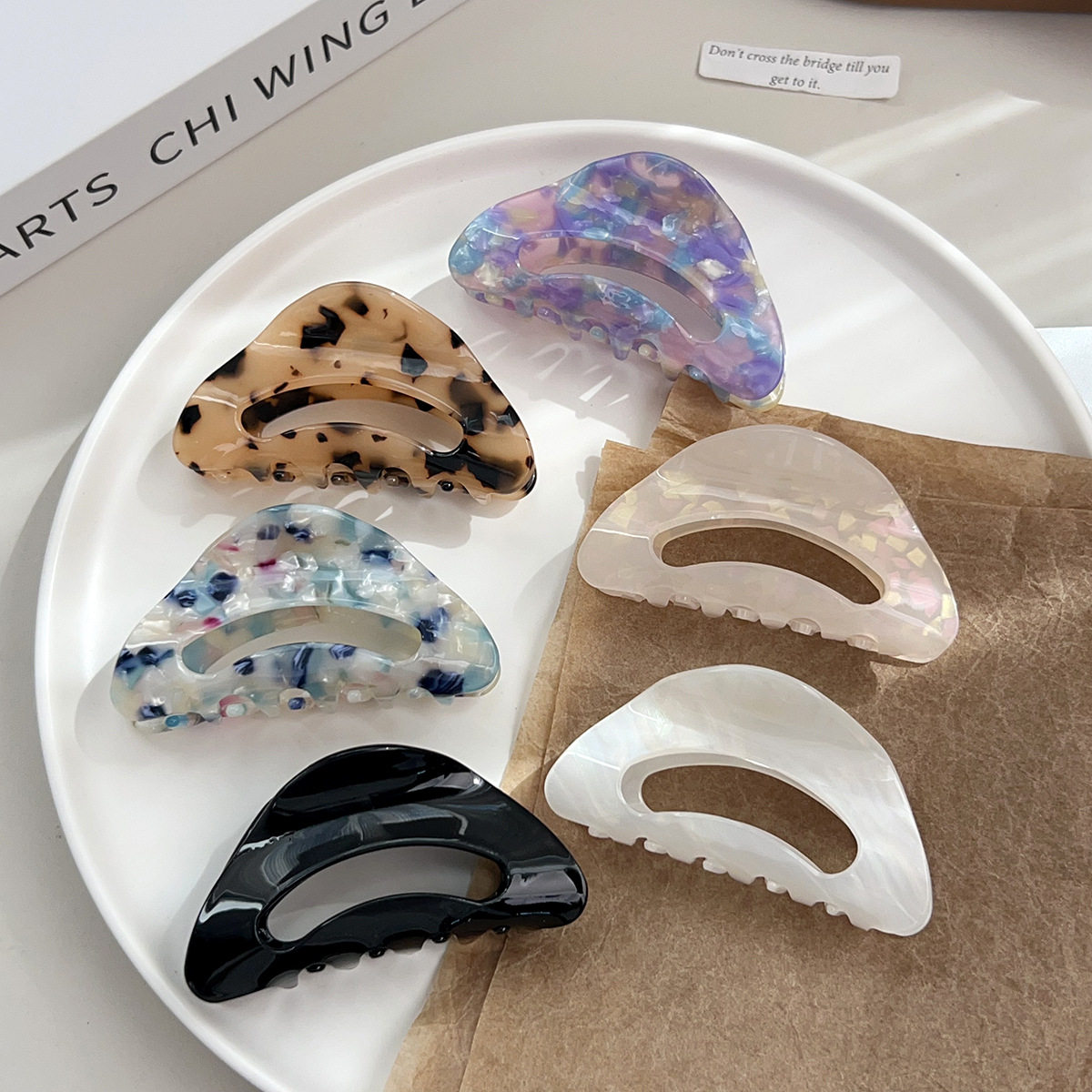 新款韩版高级感醋酸发夹弧形三角镂空鲨鱼夹简约后脑勺盘发抓夹女,饰品/流行首饰/时尚饰品新,民族风发饰,淘宝优惠券,粉丝福利购,淘宝优惠卷