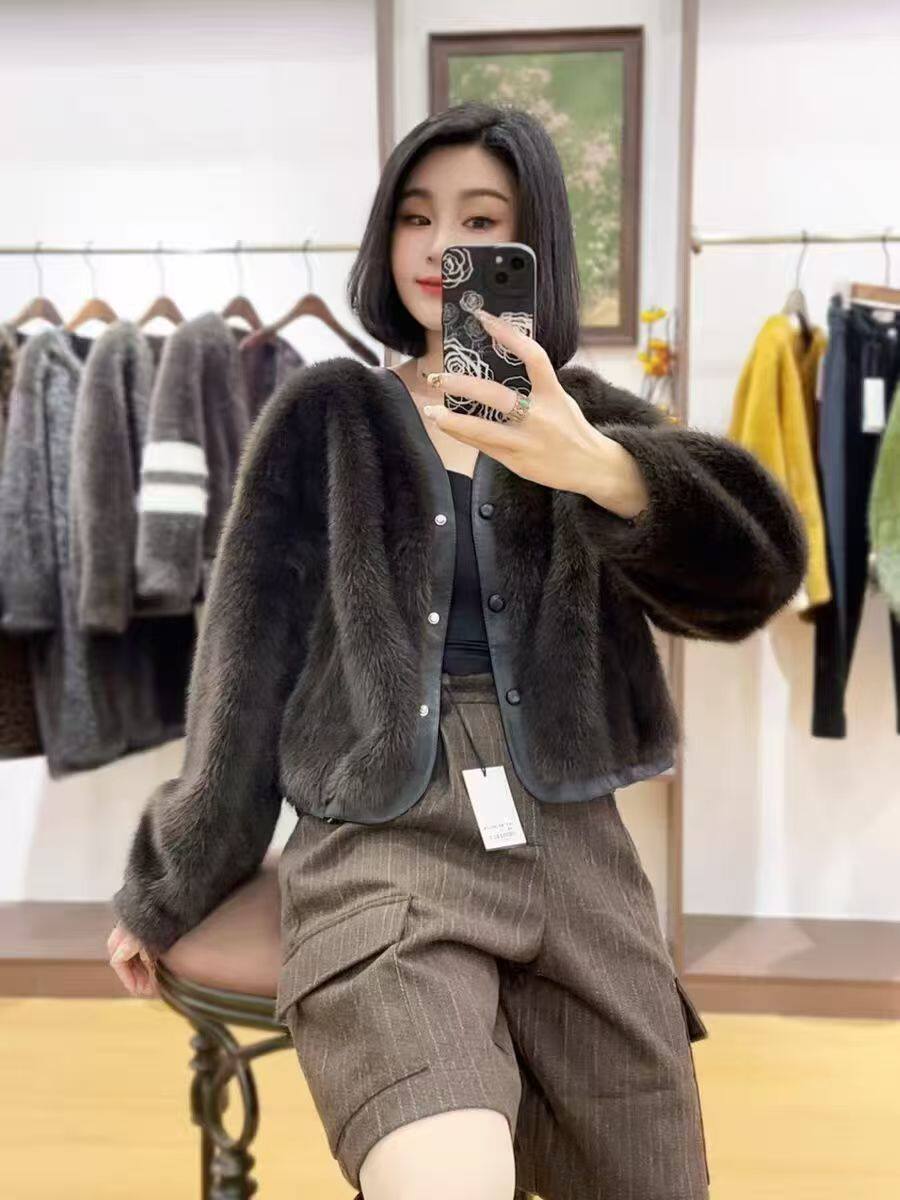 时尚复古风V领宽松显瘦上衣韩版百搭保暖仿皮草毛绒绒短款小外套